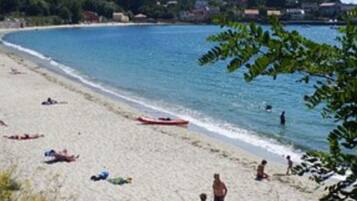 Ligstoelen aan het strand