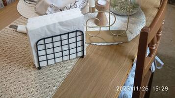 Een koelkast, een magnetron, een oven, een koffiezetapparaat/waterkoker