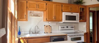 Chic Bay View Getaway - Charming 2-bedroom duplex with WiFi in amazing Milwaukee