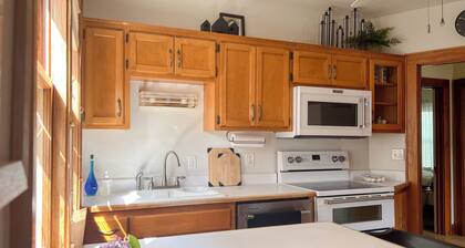 Chic Bay View Getaway - Charming 2-bedroom duplex with WiFi in amazing Milwaukee