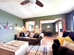 Smart TV, fireplace - Cozy 2-bedroom condo in charming Beech Mountain with ski slope & mountain views! (Beech Mountain)