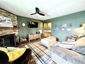 Smart TV y chimenea 