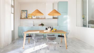 Apartamento, 2 habitaciones, balcón | Cocina privada | Máquina de café espresso y trona infantil