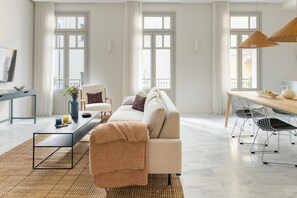 Appartement, 2 slaapkamers, balkon | Een kluis op de kamer, geluiddichte muren, een strijkplank/strijkijzer