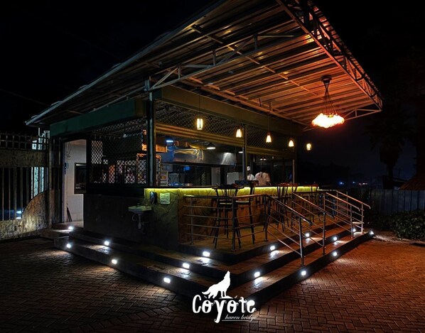 Een restaurant met terras, een overdekte patio en een vloer van baksteen.