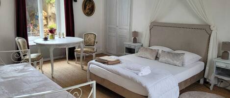 6 bedrooms, iron/ironing board, travel cot, WiFi