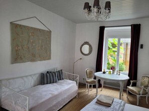 6 habitaciones, tabla de planchar con plancha, wifi y ropa de cama 