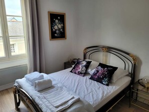 6 makuuhuonetta, silitysrauta/-lauta, vauvan matkasänky, Wi-Fi