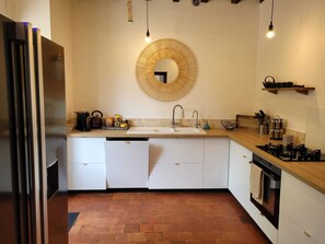 Kühlschrank, Mikrowelle, Ofen, Herdplatte