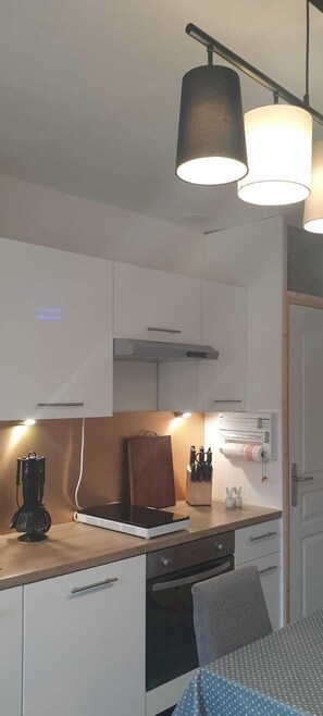 Kjøleskap, mikrobølgeovn, ovn og kokeplater