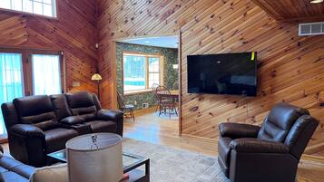 Een smart-tv en boeken