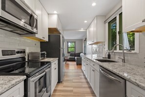 Frigorifero, microonde, forno, piano cottura