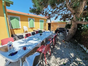 Outdoor dining - Charming single-storey family home 90 m², close to the sea (Châtelaillon-Plage)