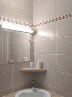 Douche, sèche-cheveux, serviettes fournies, savon