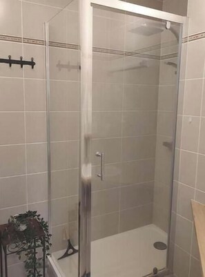 Dusche, Haartrockner, Handtücher, Seife