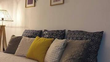 3 bedrooms, desk, iron/ironing board, free WiFi