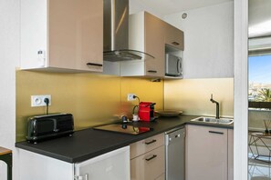 Microwave, stovetop - L'After Port Nature, naturist village (Agde)