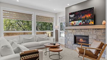 Smart TV, chimenea, futbolito y libros