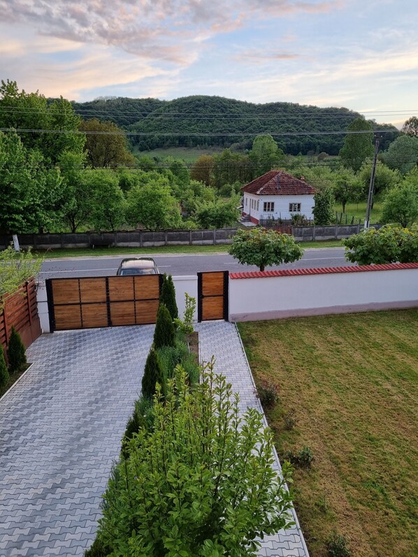 House | Property grounds - Village Madalpin Tomsani Valcea (Tomsani)