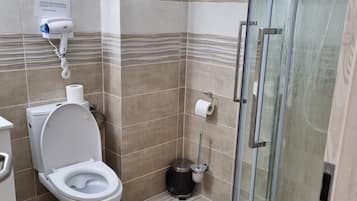 House | Bathroom | Combined shower/bathtub, deep-soaking bathtub, towels