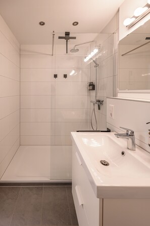 Dusche, Haartrockner, Handtücher, Seife