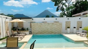 Een buitenzwembad, een verwarmd zwembad