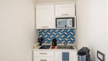 Alloggio Deluxe su due livelli, vista mare | Cucina privata | Frigorifero, microonde, piano cottura, macchina per caffè espresso