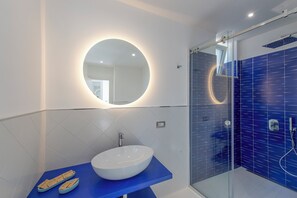 Duplex Deluxe - havsutsikt | Badrum | Dusch, gratis toalettartiklar, hårtork och handdukar
