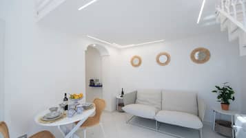 Deluxe Duplex, Sea View | Ruang tamu | 32 inci televisyen LED dengan digital