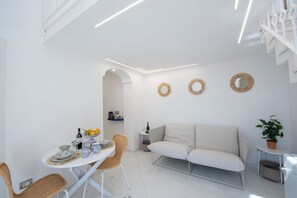 Deluxe Duplex, Sea View | Living area | 32-inch LED TV with digital channels - YourHome - Casa Lucente (Positano)