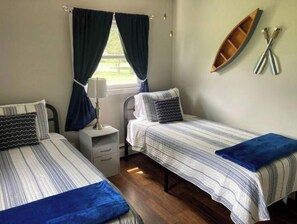 4 chambres, bureau, fer et planche Ă repasser, lit parapluie