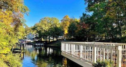 Lakeside Sarandipity: Sleeps 8 with outdoor spaces!