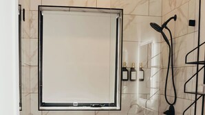 Kylpyhuone, jossa on suihku, wc ja pesuallas.