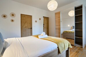 2 bedrooms, iron/ironing board, internet, bed sheets