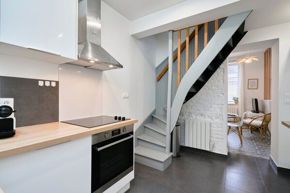 Microwave, oven, dishwasher, coffee/tea maker