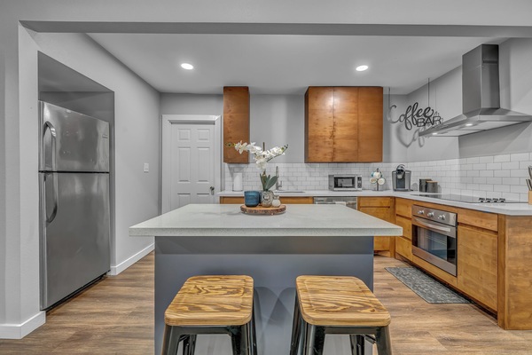 Geladeira, micro-ondas, fogão, cooktop