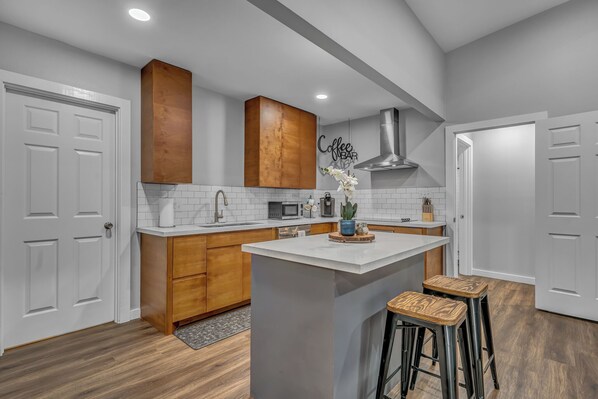 冷蔵庫、電子レンジ、オーブン、コンロ