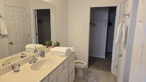 Towels, soap, toilet paper - Beautiful Family Home- 5 minutes from the Beach! Sleeps 9 (Destin)