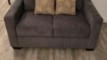 Een smart-tv en boeken