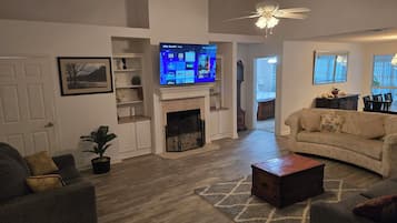 Een smart-tv en boeken