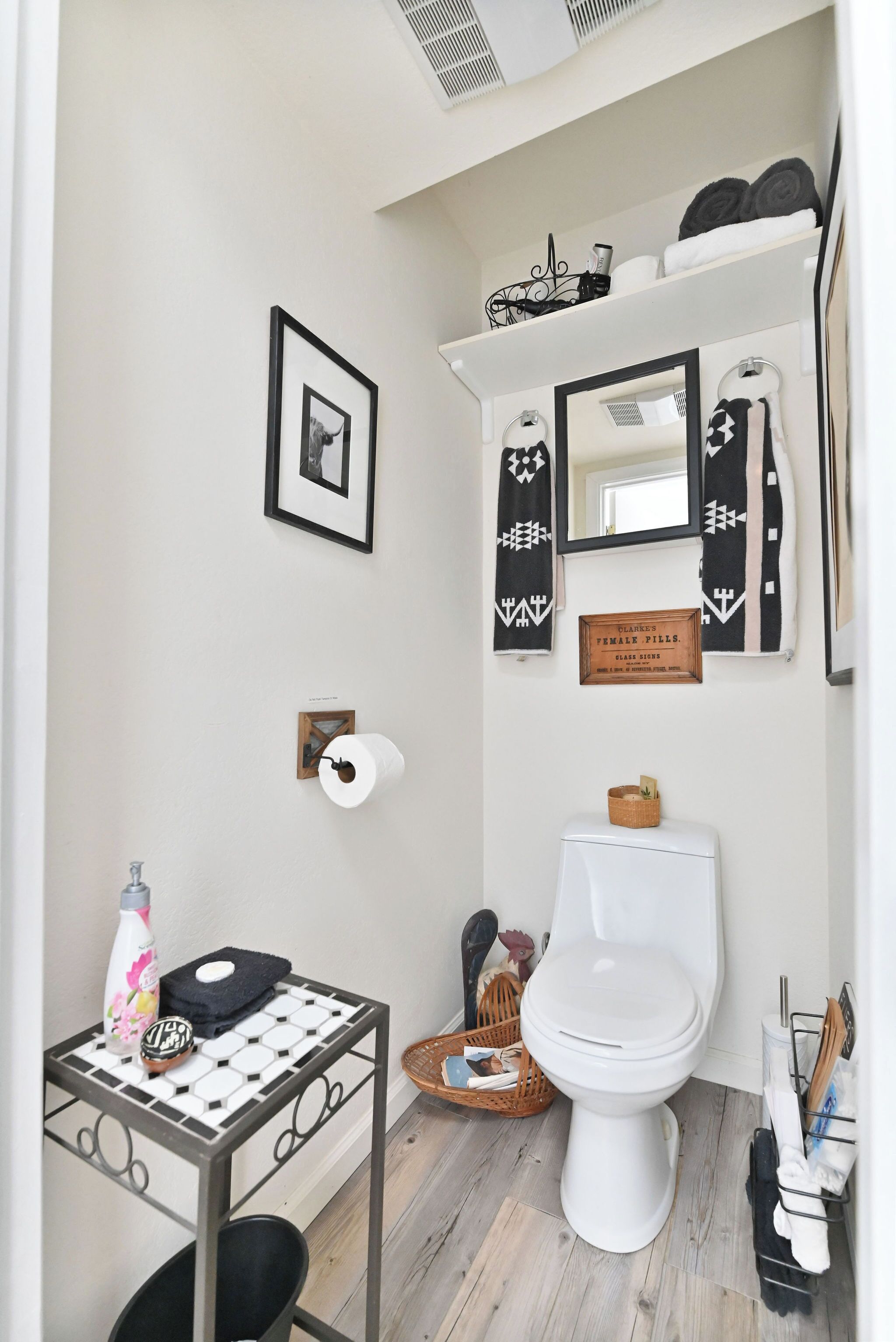 Sèche-cheveux, serviettes fournies, savon, papier toilette