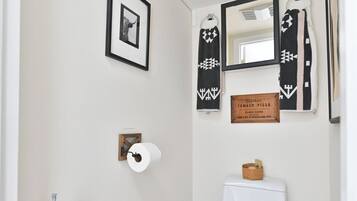 Sèche-cheveux, serviettes fournies, savon, papier toilette