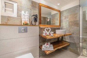 Ducha, secador de pelo, toallas, jabón