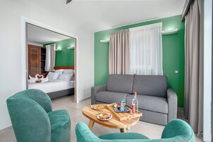 Escritorio y espacio para trabajar con un portátil