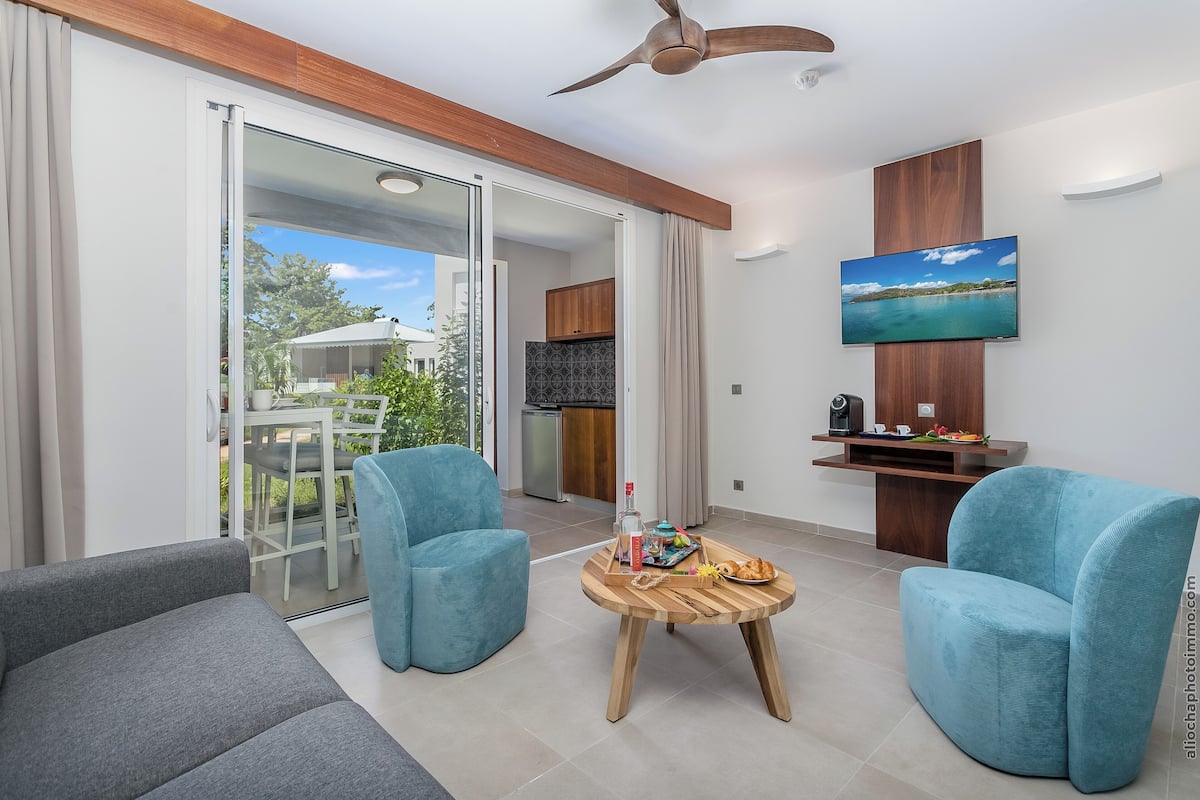 Comfort Suite, Pool View