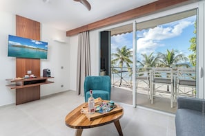 Suite exclusiva, vista al mar | Escritorio, espacio para trabajar con laptop y insonorización