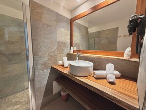 Family Suite | Desk, laptop workspace, soundproofing, free WiFi - Hôtel Le Courbaril (Trois-Ilets)