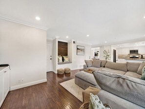 Smart TV, fireplace, video games, stereo -  Villa, Private Heated Pool, Spa, Outdoor Kitchen, BBQ, Disneyland, Beaches (Mission Viejo)