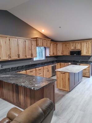 Private kitchen - 6-bedroom, 3 bath house with AC, WiFi. 30 min to ski slopes. 3 hrs to Zion. (Salem)