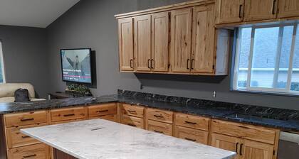 6-bedroom, 3 bath house with AC, WiFi. 30 min to ski slopes. 3 hrs to Zion.